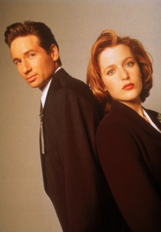 David Duchovny e Gillian Anderson nei panni degli agenti Fox Mulder e Dana Scully di X-Files