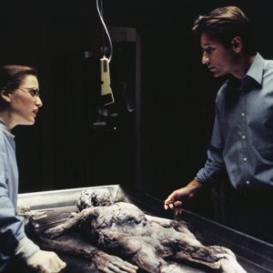 David Duchovny e Gillian Anderson nel pilot di X-Files