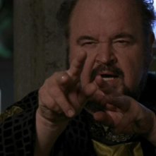 Dom DeLuise nei panni del pestifero ma simpatico Urgo nell'episodio 'Impianto' della serie Stargate SG-1