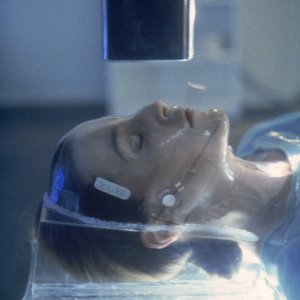 Gillian Anderson in una scena di X-Files