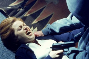 Gillian Anderson nell'episodio Milagro di X-Files