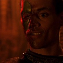 Il perfido Apophis, interpretato da Peter Williams, dopo essere stato torturato da Sokar nell'episodio 'Dominazioni' della serie Stargate SG-1