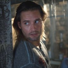 Josh Holloway in una sequenza di Whisper - Il respiro del diavolo