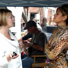 La regista Diane English ed Eva Mendes sul set del film The Women
