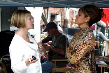 La regista Diane English ed Eva Mendes sul set del film The Women