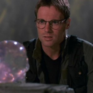 Michael Shanks è il Dott. Jackson nella serie Stargate SG-1; nell'episodio 'Il teschio di cristallo' viene colpito da un raggio di luce proveniente dal teschio e svanisce...