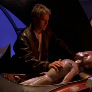 Richard Dean Anderson nel ruolo di Jack O'Neill mentre assiste il povero Thor in fin di vita nell'episodio ' Nemesi' della serie Stargate SG-1