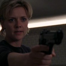 Sam, interpretata da Amanda Tapping, non sa più di chi fidarsi  e punta la pistola contro i suoi amici nell'episodio 'Base d'appoggio' della serie Stargate SG-1