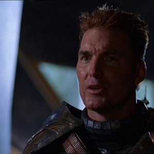 Sam J. Jones interpreta il cacciatore di taglie Aris Boch che cattura l'SG-1 nell'episodio 'Cacciatore di taglie' della serie Stargate SG-1