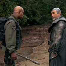 Teal'c e Brat'ac, interpretati rispettivamente da Christopher Judge e Tony Amendola, ispezionano il terreno alla ricerca di tracce nell'episodio 'Istinto materno' della serie Stargate SG-1