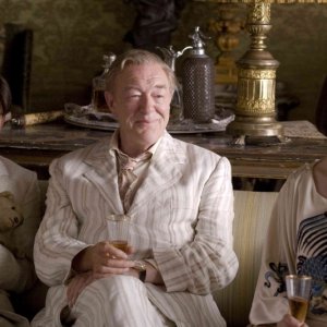 Ben Wishaw, Michael Gambon e Hayley Atwell in una scena del film Brideshead Revisited