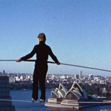 Philippe Petit in un'immagine del documentario Man on Wire