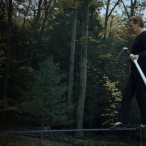 Philippe Petit in un'immagine tratta dal documentario Man on Wire diretto da James Marsh