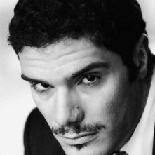 Un intenso primo piano di Lorenzo Renzi