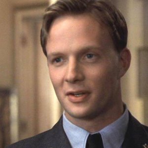 Rupert Penry-Jones in una scena del film Charlotte Gray del 2001