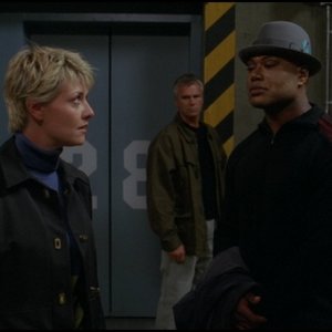 Amanda Tapping, Christopher Judge e Richard Dean Anderson: l'SG-1 al termine di una missione nell'episodio 'Rivelazioni' della serie Stargate SG-1