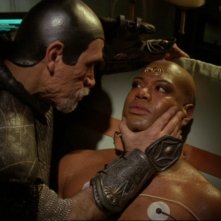 Brat'ac, interpretato da Tony Amendola, cerca di riportare Teal'c  (Christopher Judge) sulla retta via nell'episodio 'Il ritorno' della serie Stargate SG-1