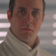 Brian Markinson interpreta l'alieno Lotan, intenzionato a reclamare il pianeta P5S - 381 per la sua razza nell'episodio 'Terra bruciata' della serie Stargate SG-1