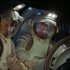 Christopher Judge e Richard Dean Anderson mentre tentano di disinnescare una testata nucleare su un asterodie ripieno di naquadah nell'episodio 'Limite di sicurezza' della serie Stargate SG-1