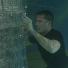 Corin Nemec interpreta Jonas mentre sta cercando di bypassare i controlli di un'astronave Goa'uld in fondo al mare nell'episodio 'Conto alla rovescia' della serie Stargate SG-1