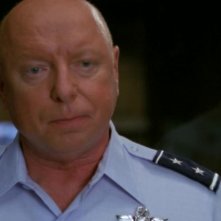 Don S. Davis nel ruolo del Generale Hammond, annuncia all'SG-1 che intende ritirarsi a vita privata nell'episodio 'Reazione a catena' della serie Stargate SG-1