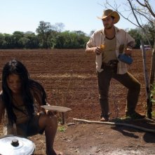Eliane Juca da Silva e Claudio Santamaria in una scena del film La terra degli uomini rossi - Birdwatchers