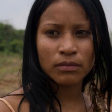 Eliane Juca da Silva in una sequenza del film La terra degli uomini rossi - Birdwatchers