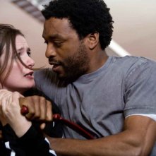 Emily Mortimer e Chiwetel Ejiofor in una scena del film Redbelt