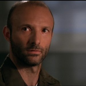 Frank Cassini nel ruolo del Colonnello Grieves mentre accetta di aiutare l'SG-1 nell'episodio 'La sentinella' della serie Stargate SG-1