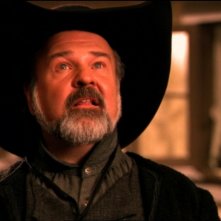 Fred Applegate nel ruolo Elrad, un abitante del pianeta K'tau che ricade sotto la protezione degli Asgard nell'episodio 'Cielo rosso' della serie Stargate SG-1