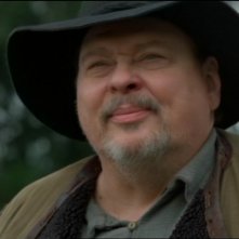 Larry Drake nel ruolo dell'ignobile mercante di schiavi Burrock, che cattura Chaka l'Unas amico di Daniel nell'episodio 'Bestia da soma' della serie Stargate SG-1