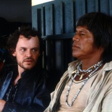 Matheus Nachtergaele e Ambrósio Vilhava in una scena del film La terra degli uomini rossi - Birdwatchers