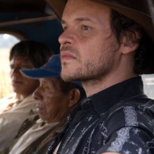 Matheus Nachtergaele in una sequenza del film La terra degli uomini rossi - Birdwatchers