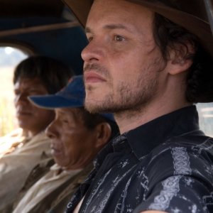 Matheus Nachtergaele in una sequenza del film La terra degli uomini rossi - Birdwatchers