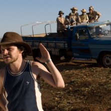 Matheus Nachtergaele in una scena del film La terra degli uomini rossi - Birdwatchers
