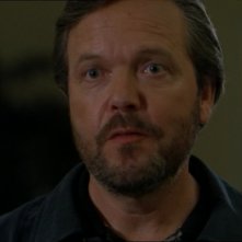 Maybourne, interpretato da Tom McBeath, offre il suo aiuto per ritrovare Samantha Carter nell'episodio 'Missione disperata' della serie Stargate SG-1