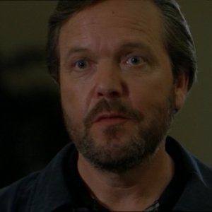Maybourne, interpretato da Tom McBeath, offre il suo aiuto per ritrovare Samantha Carter nell'episodio 'Missione disperata' della serie Stargate SG-1