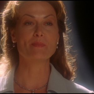Mel Harris interpreta Oma Desala che aiuta Daniel ad ascendere prima della sua morte nell'episodio 'Meridiano' della serie Stargate SG-1