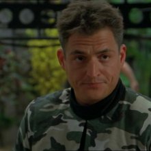 Michael DeLuise nel ruolo dell'attore Nick Marlowe che recita nella serie ispirata alle gesta dell'SG-1 nell'episodio 'Wormhole X-treme' della serie Stargate SG-1