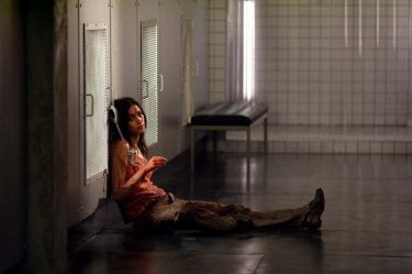 Morjana Alaoui in una scena del film Martyrs