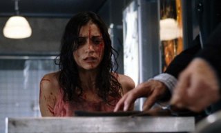 Morjana Alaoui in una scena dell'horror Martyrs