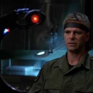 O'Neill, interpretato da Richard Dean Anderson, ammette finalmente i suoi sentimenti per Sam nell'episodio 'Dividere e conquistare' nella serie Stargate SG-1