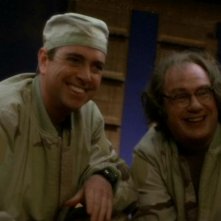 Patrick McKenna e John Billingsley interpretano due scienziati imbranati che complicano la vita all'SG-1 nell'episodio 'Gli altri ragazzi' della serie Stargate SG-1