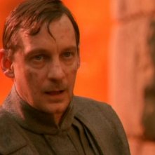 Robin Mossley nel ruolo dello scienziato alieno Malikai, responsabile dell'anello temporale che intrappola la Terra e altri pianeti nell'episodio 'Inversione temporale' di Stargate SG-1