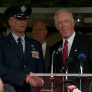 Ronny Cox e Richard Dean Anderson in una delle scene finali dell'episodio 'Fumo e specchi' della serie Stargate SG-1