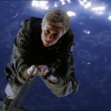 Sam Carter, cha ha il volto di Amanda Tapping, mentre sta scappando da una nave Aschen nell'episodio '2001' della serie Stargate SG-1