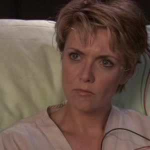 Sam Carter, interpretata da Amanda Tapping, è posseduta da un'entità aliena che minaccia di ucciderla nell'episodio 'Entità' della serie Stargate SG-1