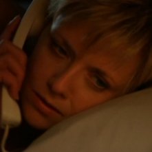 Sam, che ha il volto di Amanda Tapping, riceve un'inquietante telefonata notturna nell'episodio 'Passeggiatori notturni' della serie Stargate SG-1