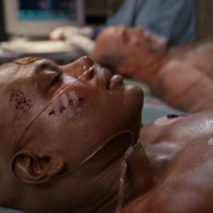 Teal'c, interpretato da Christopher Judge, è rimasto gravemente ferito insieme a Brat'ac e ha perso il suo simbionte nell'episodio 'Vite parallele' della serie Stargate SG-1