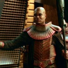 Teal'c, ritratto da Christopher Judge, ritorna a essere il comandante dell'armata di Apophis nell'episodio 'Nemici' della serie Stargate SG-1
